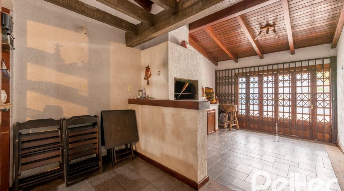 Casa à venda com 390m², 4 dormitórios, 1 suíte, 3 vagas, no bairro Santa Tereza em Porto Alegre