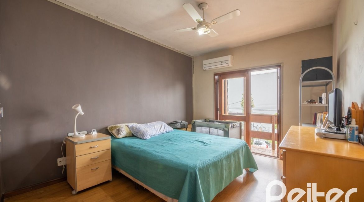 Casa à venda com 390m², 4 dormitórios, 1 suíte, 3 vagas, no bairro Santa Tereza em Porto Alegre