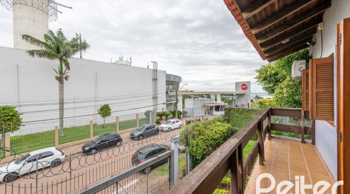 Casa à venda com 390m², 4 dormitórios, 1 suíte, 3 vagas, no bairro Santa Tereza em Porto Alegre