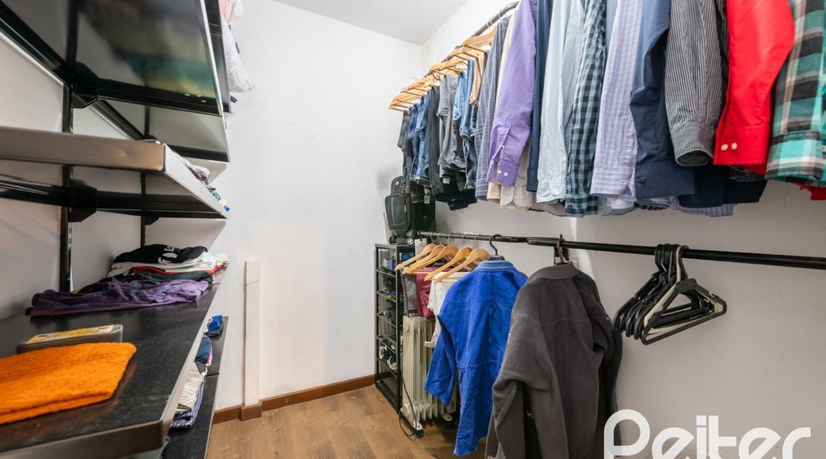 Casa à venda com 390m², 4 dormitórios, 1 suíte, 3 vagas, no bairro Santa Tereza em Porto Alegre