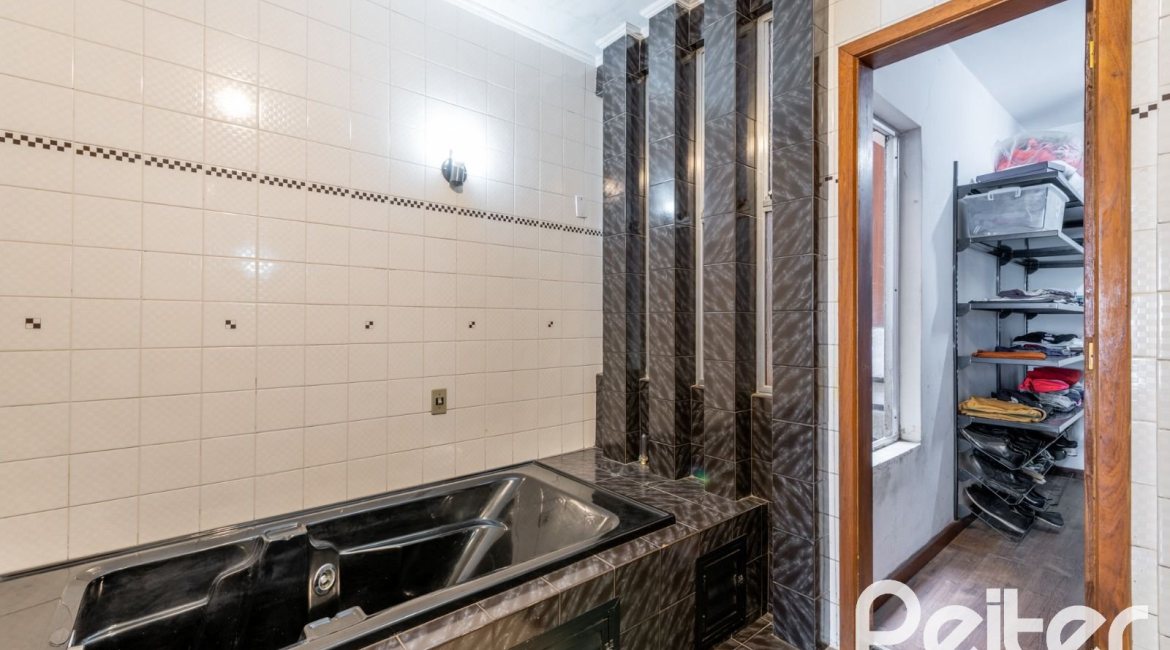 Casa à venda com 390m², 4 dormitórios, 1 suíte, 3 vagas, no bairro Santa Tereza em Porto Alegre