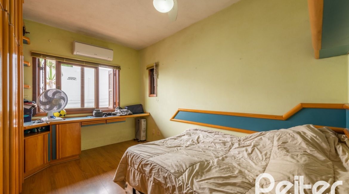 Casa à venda com 390m², 4 dormitórios, 1 suíte, 3 vagas, no bairro Santa Tereza em Porto Alegre