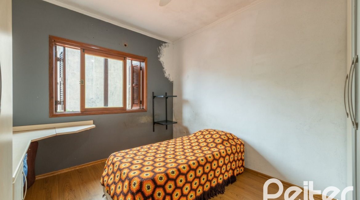 Casa à venda com 390m², 4 dormitórios, 1 suíte, 3 vagas, no bairro Santa Tereza em Porto Alegre