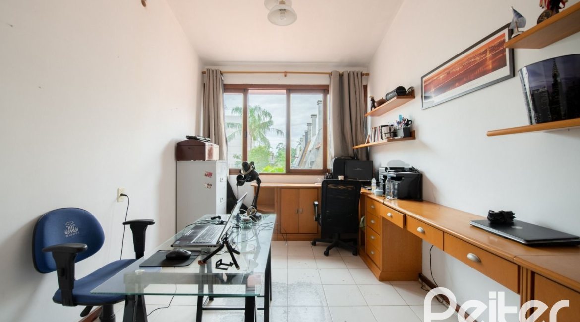 Casa à venda com 390m², 4 dormitórios, 1 suíte, 3 vagas, no bairro Santa Tereza em Porto Alegre