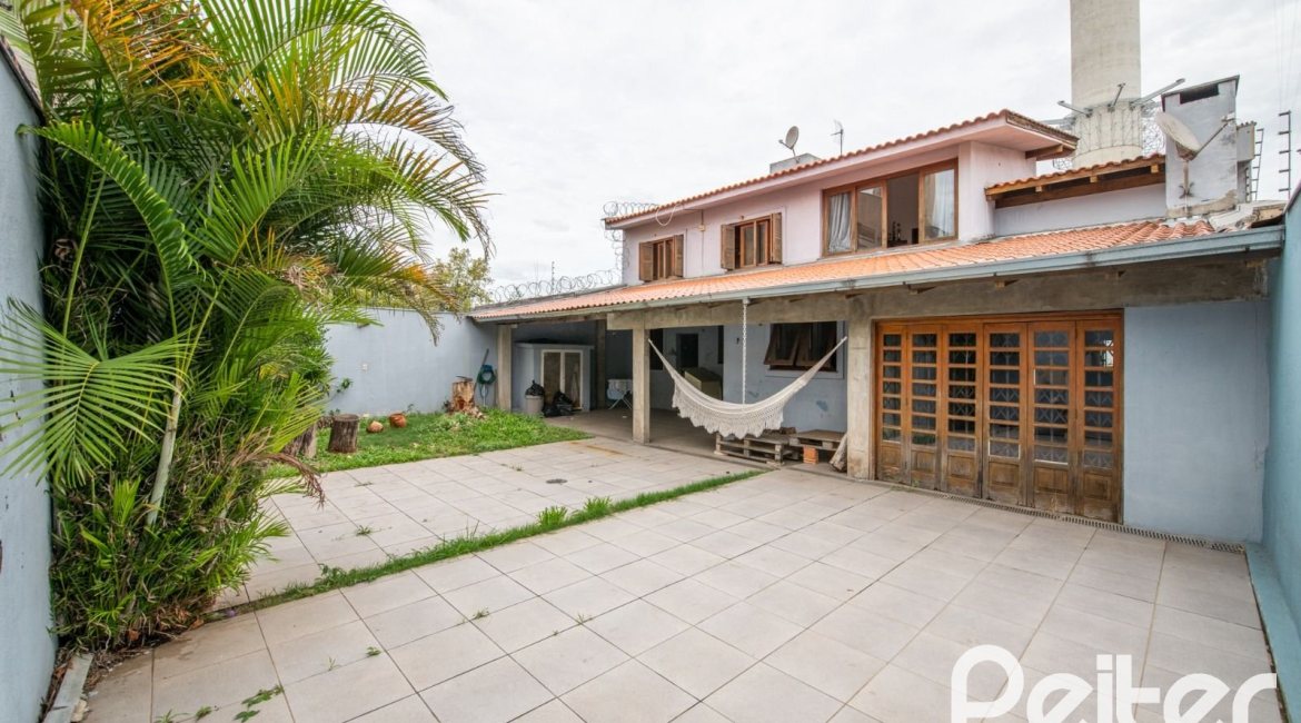 Casa à venda com 390m², 4 dormitórios, 1 suíte, 3 vagas, no bairro Santa Tereza em Porto Alegre