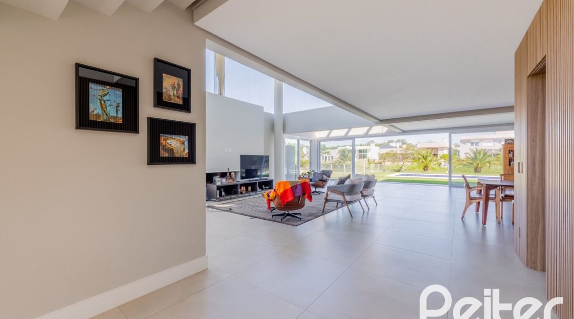 Casa em Condomínio à venda com 363m², 3 dormitórios, 3 suítes, 4 vagas, no bairro Terra Ville em PORTO ALEGRE