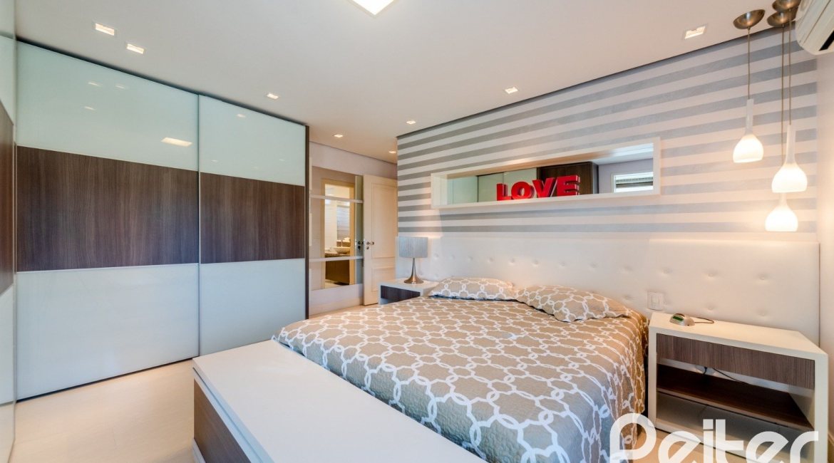 Apartamento à venda com 143m², 3 dormitórios, 1 suíte, 4 vagas, no bairro Tristeza em PORTO ALEGRE