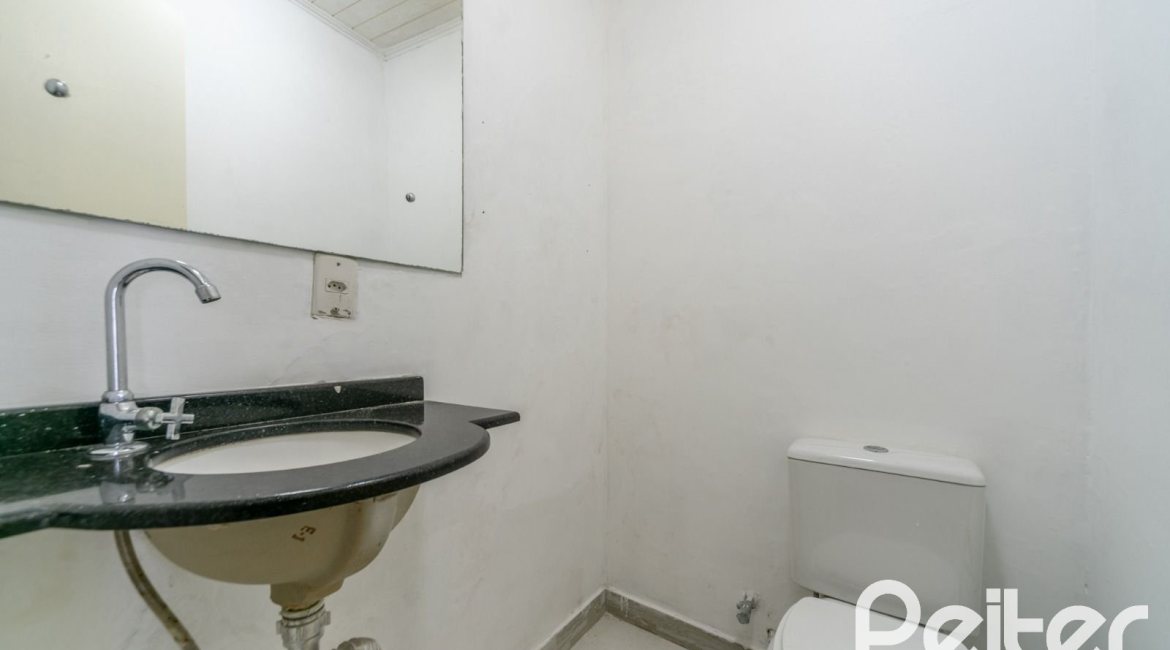 Casa à venda com 217m², 3 dormitórios, 1 suíte, 5 vagas, no bairro Vila Assunção em Porto Alegre