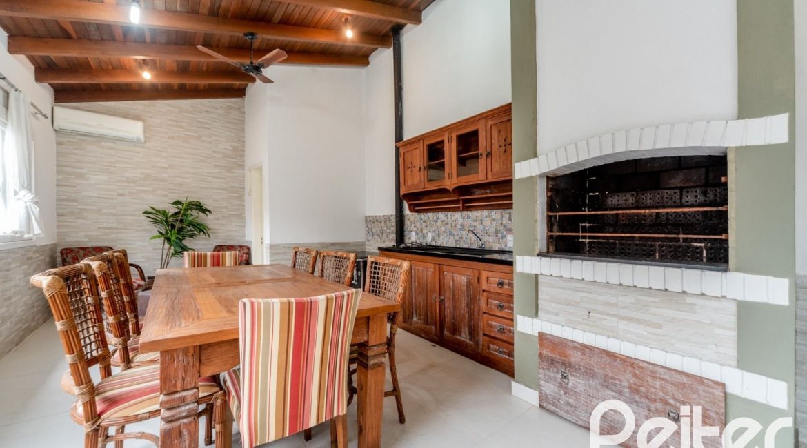 Casa à venda com 217m², 3 dormitórios, 1 suíte, 5 vagas, no bairro Vila Assunção em Porto Alegre