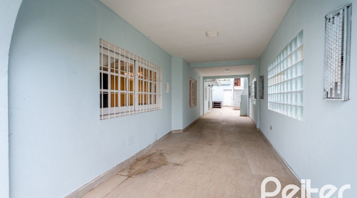 Casa à venda com 217m², 3 dormitórios, 1 suíte, 5 vagas, no bairro Vila Assunção em Porto Alegre