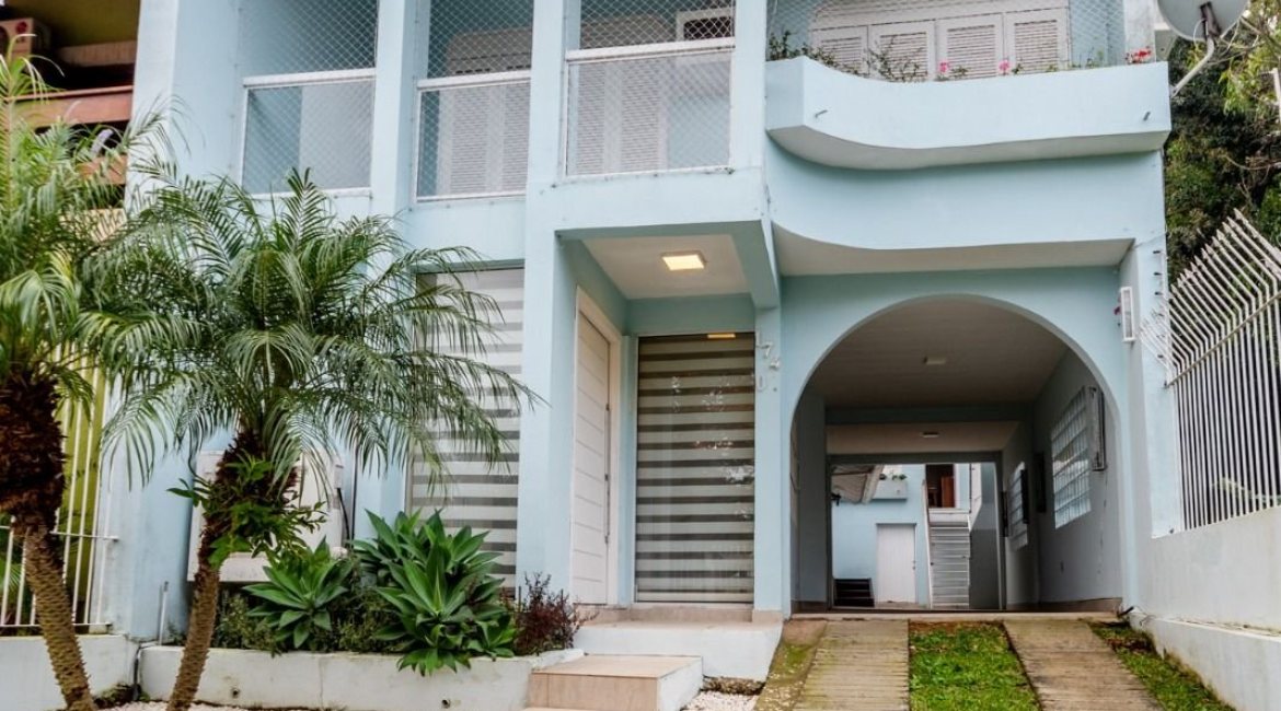 Casa à venda com 217m², 3 dormitórios, 1 suíte, 5 vagas, no bairro Vila Assunção em Porto Alegre