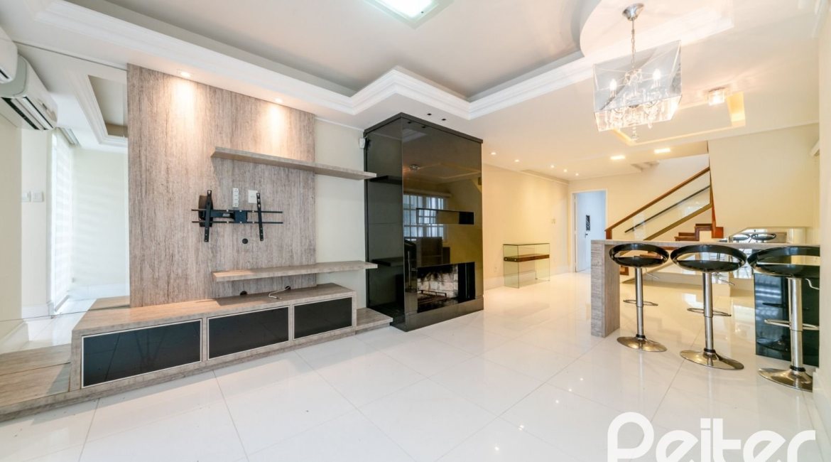Casa à venda com 217m², 3 dormitórios, 1 suíte, 5 vagas, no bairro Vila Assunção em Porto Alegre