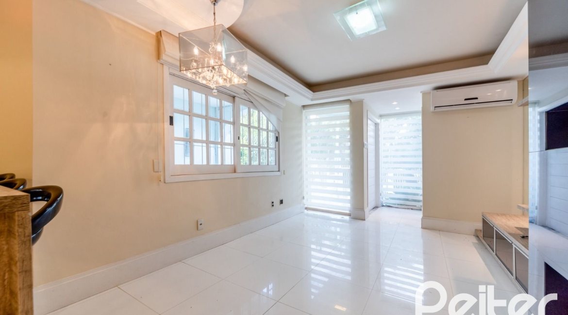 Casa à venda com 217m², 3 dormitórios, 1 suíte, 5 vagas, no bairro Vila Assunção em Porto Alegre