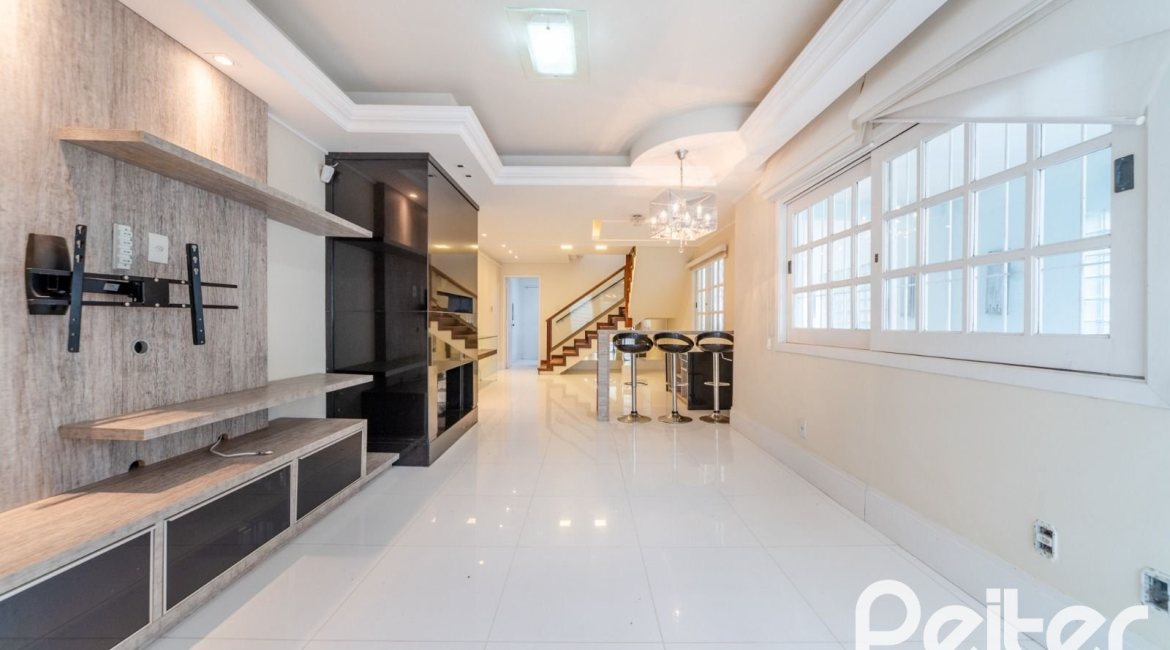 Casa à venda com 217m², 3 dormitórios, 1 suíte, 5 vagas, no bairro Vila Assunção em Porto Alegre