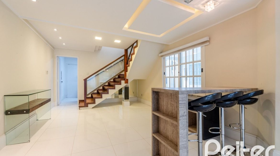 Casa à venda com 217m², 3 dormitórios, 1 suíte, 5 vagas, no bairro Vila Assunção em Porto Alegre