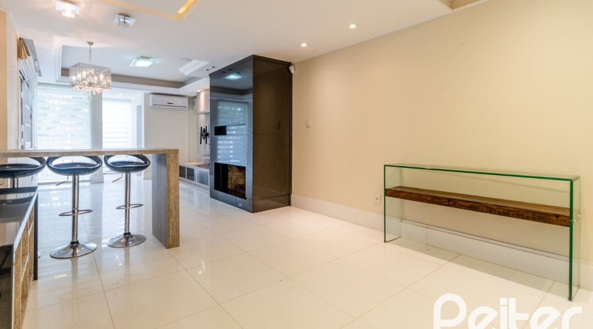 Casa à venda com 217m², 3 dormitórios, 1 suíte, 5 vagas, no bairro Vila Assunção em Porto Alegre