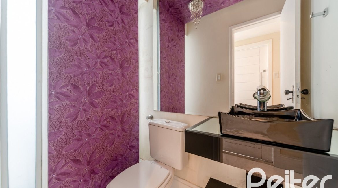 Casa à venda com 217m², 3 dormitórios, 1 suíte, 5 vagas, no bairro Vila Assunção em Porto Alegre