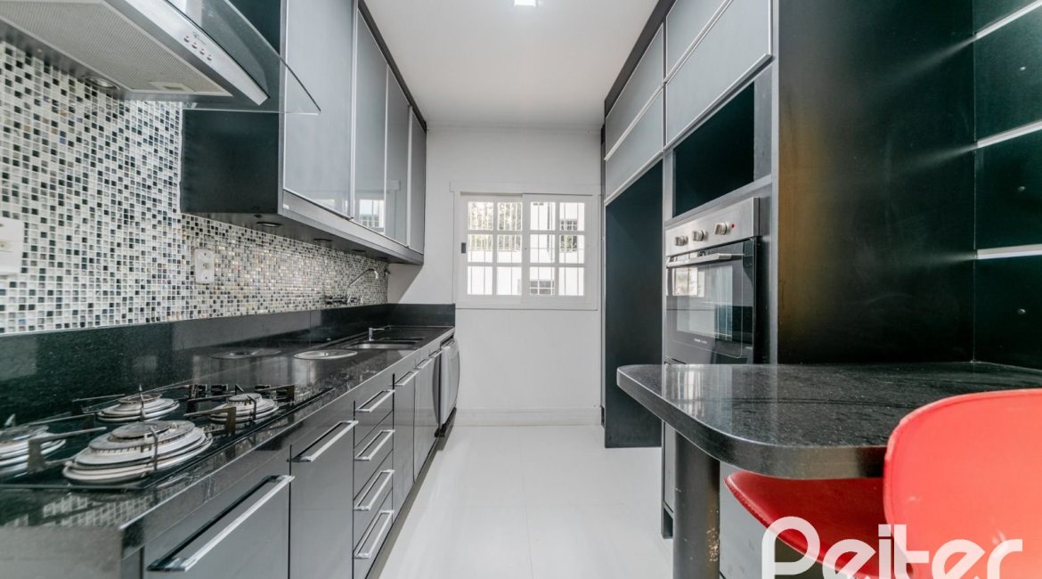 Casa à venda com 217m², 3 dormitórios, 1 suíte, 5 vagas, no bairro Vila Assunção em Porto Alegre