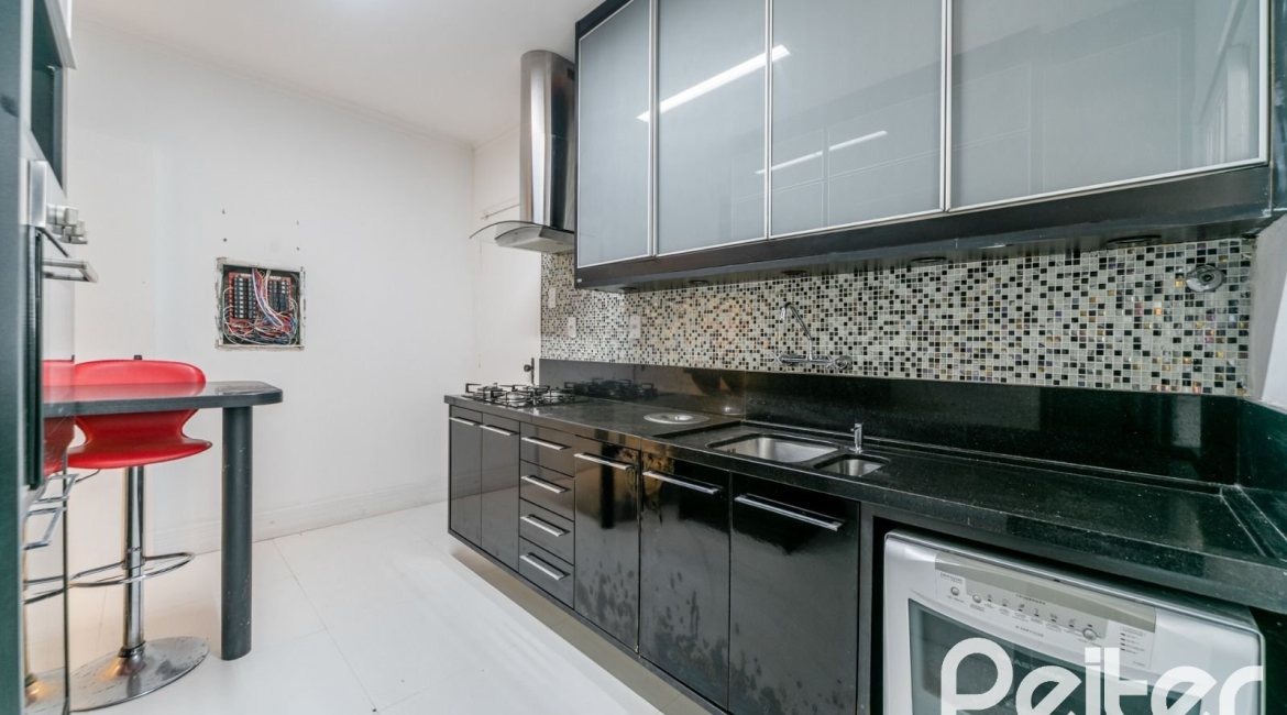 Casa à venda com 217m², 3 dormitórios, 1 suíte, 5 vagas, no bairro Vila Assunção em Porto Alegre