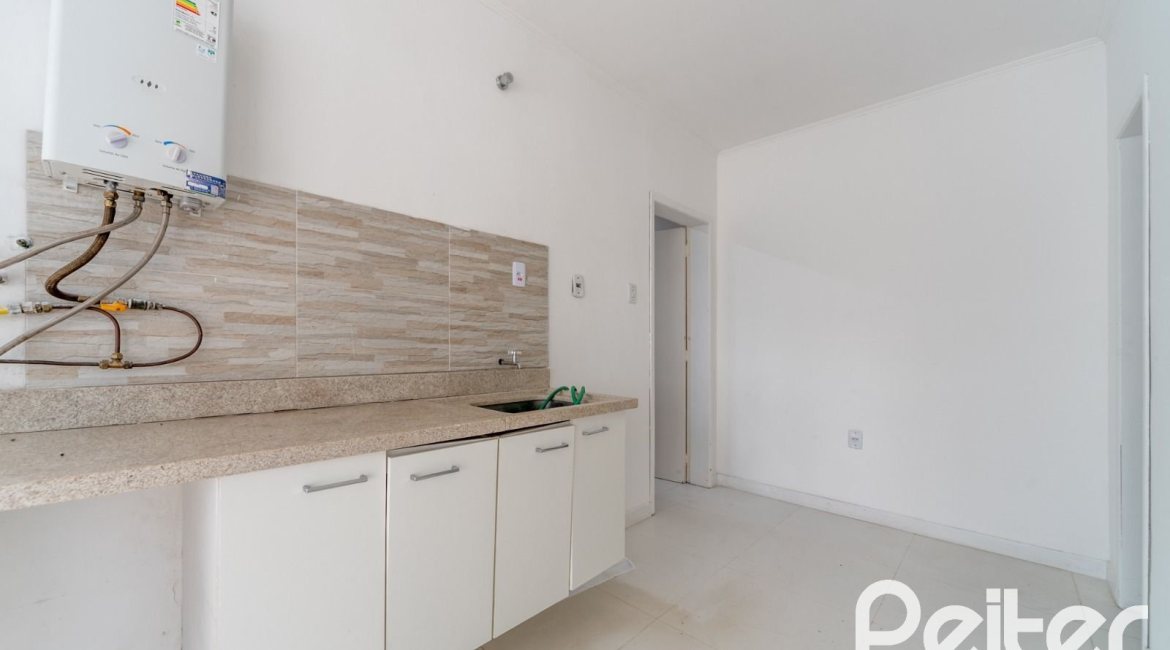 Casa à venda com 217m², 3 dormitórios, 1 suíte, 5 vagas, no bairro Vila Assunção em Porto Alegre