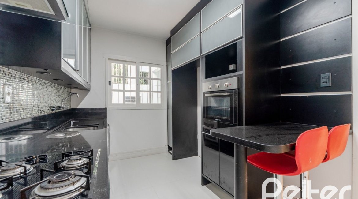 Casa à venda com 217m², 3 dormitórios, 1 suíte, 5 vagas, no bairro Vila Assunção em Porto Alegre
