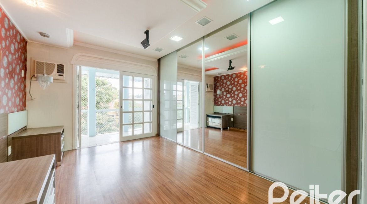 Casa à venda com 217m², 3 dormitórios, 1 suíte, 5 vagas, no bairro Vila Assunção em Porto Alegre