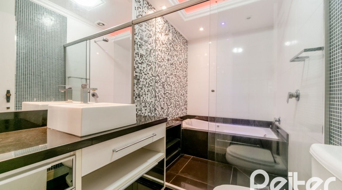Casa à venda com 217m², 3 dormitórios, 1 suíte, 5 vagas, no bairro Vila Assunção em Porto Alegre