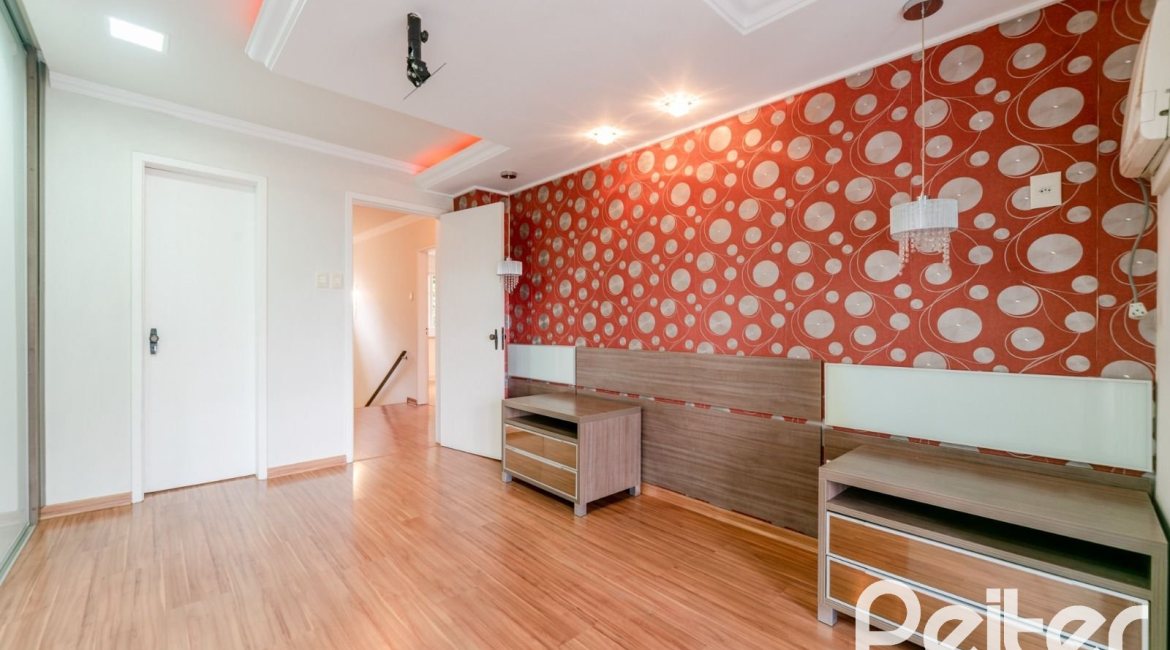 Casa à venda com 217m², 3 dormitórios, 1 suíte, 5 vagas, no bairro Vila Assunção em Porto Alegre