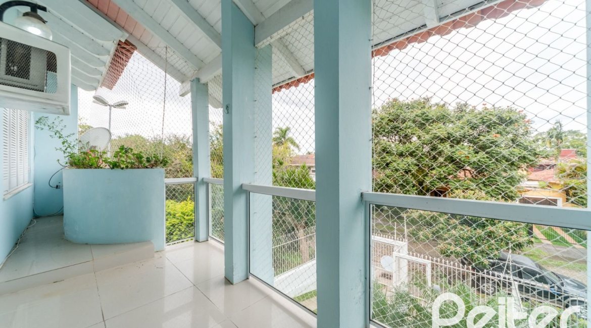 Casa à venda com 217m², 3 dormitórios, 1 suíte, 5 vagas, no bairro Vila Assunção em Porto Alegre