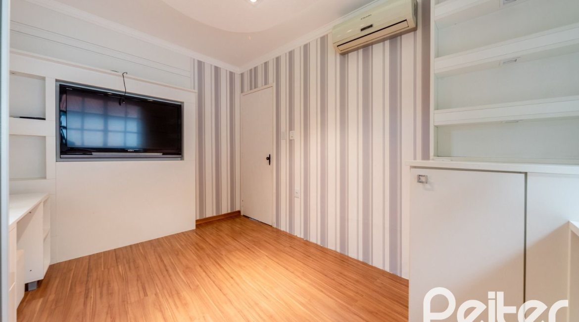 Casa à venda com 217m², 3 dormitórios, 1 suíte, 5 vagas, no bairro Vila Assunção em Porto Alegre