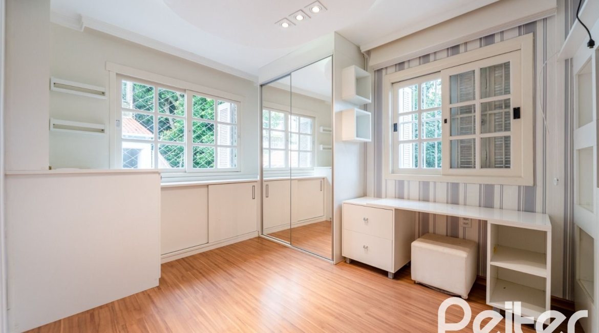 Casa à venda com 217m², 3 dormitórios, 1 suíte, 5 vagas, no bairro Vila Assunção em Porto Alegre