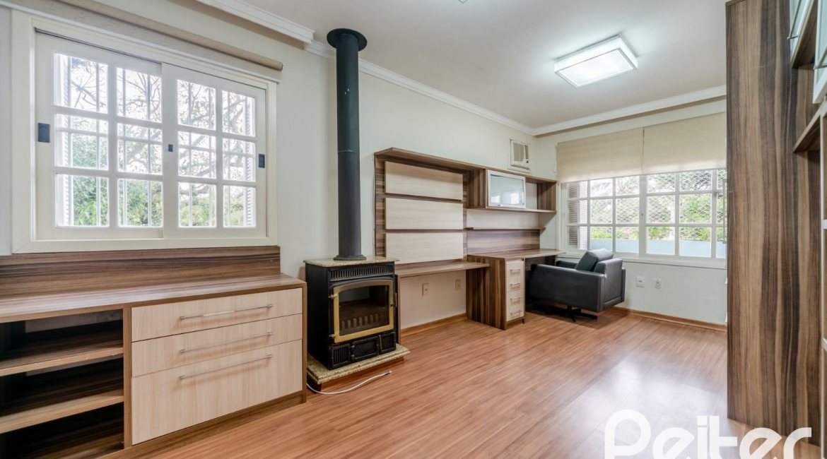 Casa à venda com 217m², 3 dormitórios, 1 suíte, 5 vagas, no bairro Vila Assunção em Porto Alegre