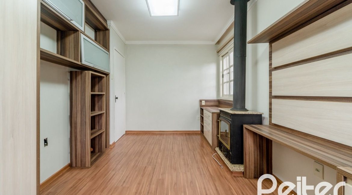 Casa à venda com 217m², 3 dormitórios, 1 suíte, 5 vagas, no bairro Vila Assunção em Porto Alegre