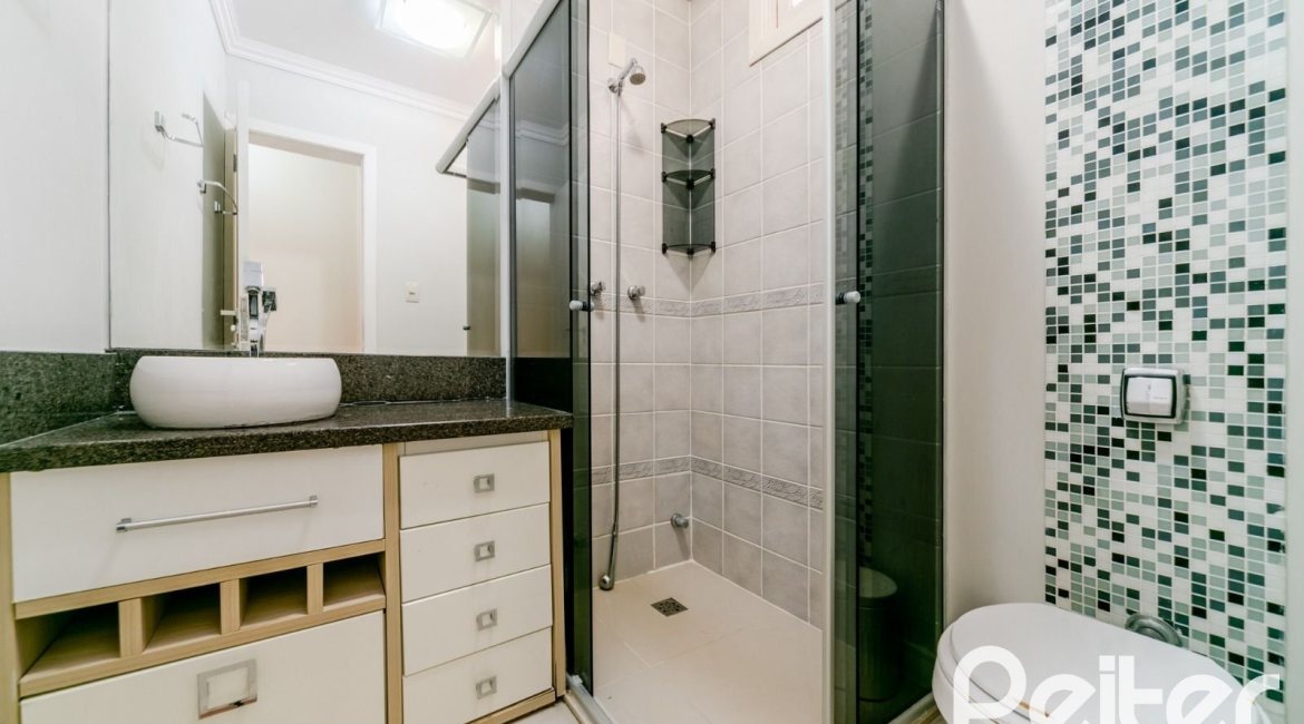 Casa à venda com 217m², 3 dormitórios, 1 suíte, 5 vagas, no bairro Vila Assunção em Porto Alegre
