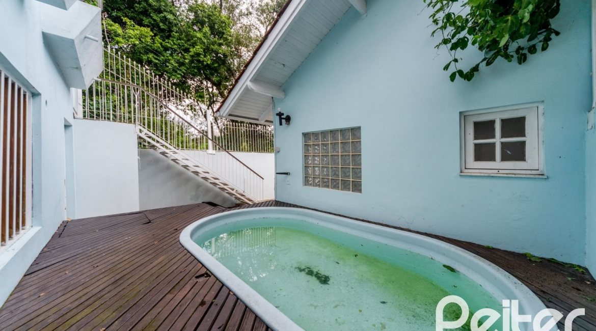 Casa à venda com 217m², 3 dormitórios, 1 suíte, 5 vagas, no bairro Vila Assunção em Porto Alegre