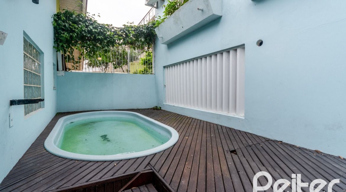 Casa à venda com 217m², 3 dormitórios, 1 suíte, 5 vagas, no bairro Vila Assunção em Porto Alegre