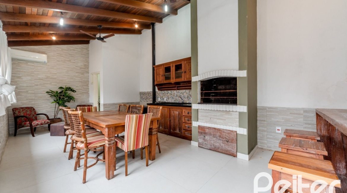 Casa à venda com 217m², 3 dormitórios, 1 suíte, 5 vagas, no bairro Vila Assunção em Porto Alegre