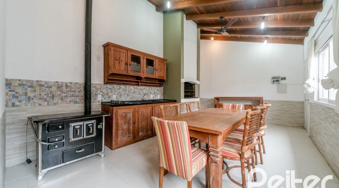 Casa à venda com 217m², 3 dormitórios, 1 suíte, 5 vagas, no bairro Vila Assunção em Porto Alegre