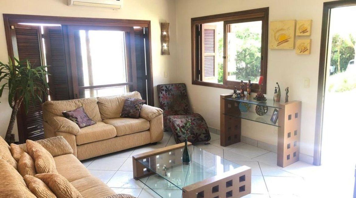 Casa em Condomínio à venda com 304m², 4 dormitórios, 1 suíte, 3 vagas, no bairro Vila Nova em Porto Alegre