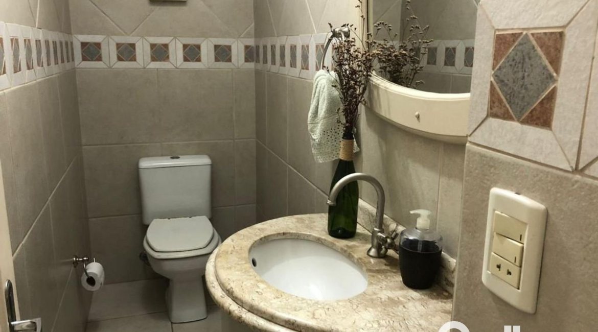 Casa em Condomínio à venda com 304m², 4 dormitórios, 1 suíte, 3 vagas, no bairro Vila Nova em Porto Alegre