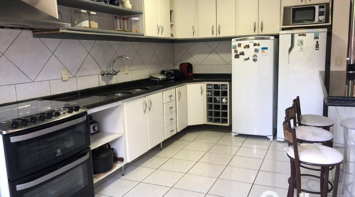 Casa em Condomínio à venda com 304m², 4 dormitórios, 1 suíte, 3 vagas, no bairro Vila Nova em Porto Alegre