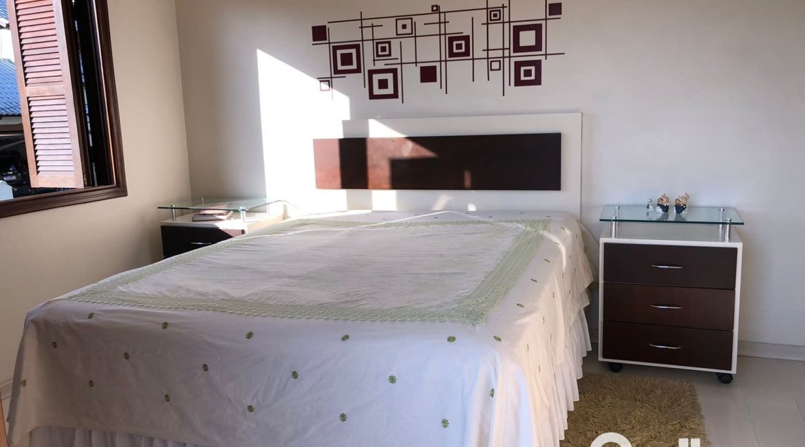 Casa em Condomínio à venda com 304m², 4 dormitórios, 1 suíte, 3 vagas, no bairro Vila Nova em Porto Alegre