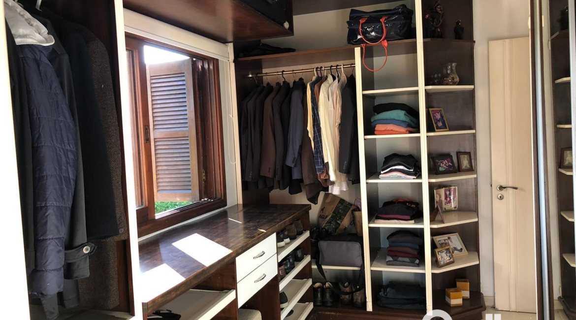 Casa em Condomínio à venda com 304m², 4 dormitórios, 1 suíte, 3 vagas, no bairro Vila Nova em Porto Alegre