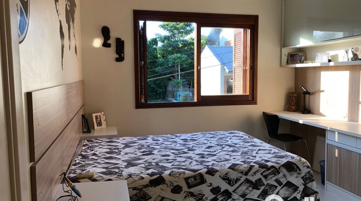 Casa em Condomínio à venda com 304m², 4 dormitórios, 1 suíte, 3 vagas, no bairro Vila Nova em Porto Alegre