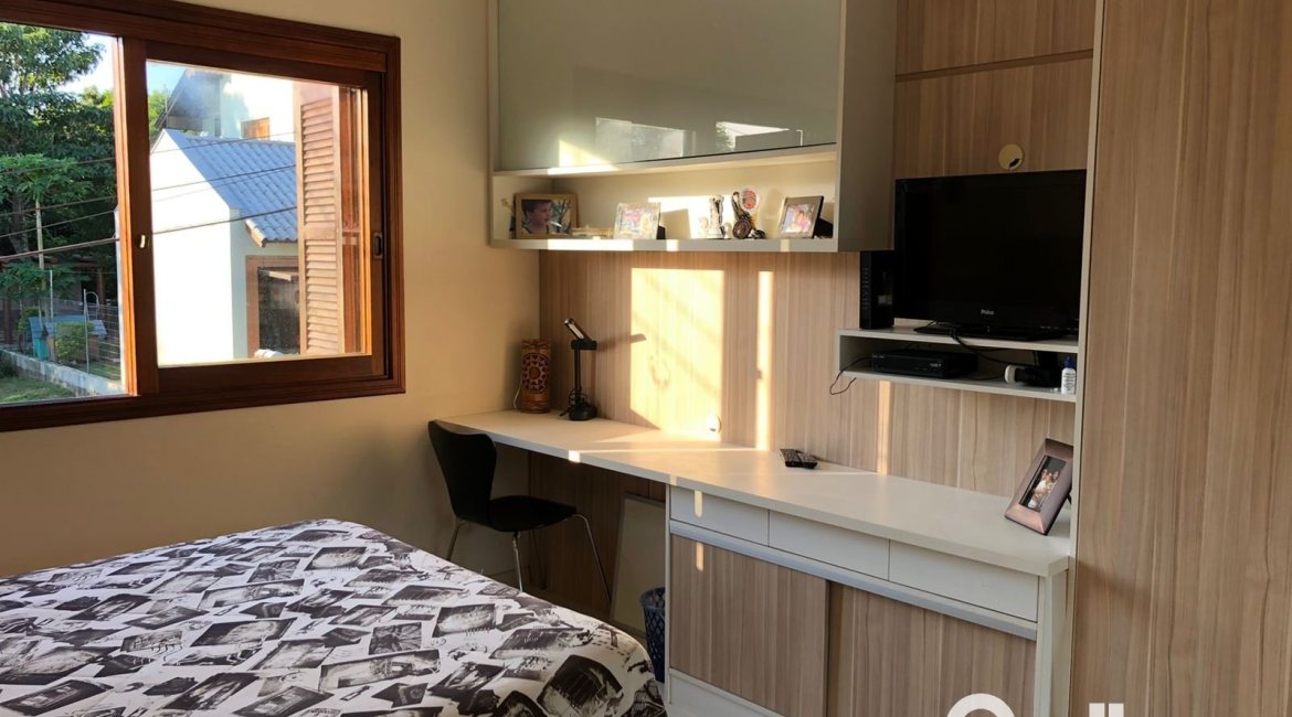 Casa em Condomínio à venda com 304m², 4 dormitórios, 1 suíte, 3 vagas, no bairro Vila Nova em Porto Alegre