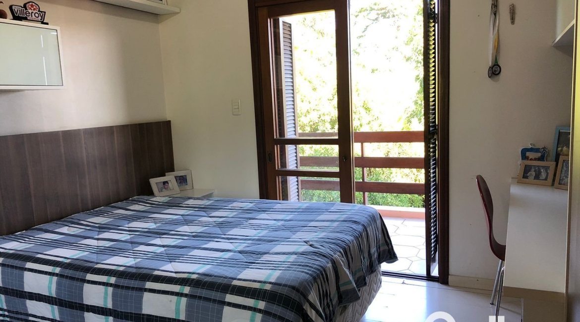 Casa em Condomínio à venda com 304m², 4 dormitórios, 1 suíte, 3 vagas, no bairro Vila Nova em Porto Alegre