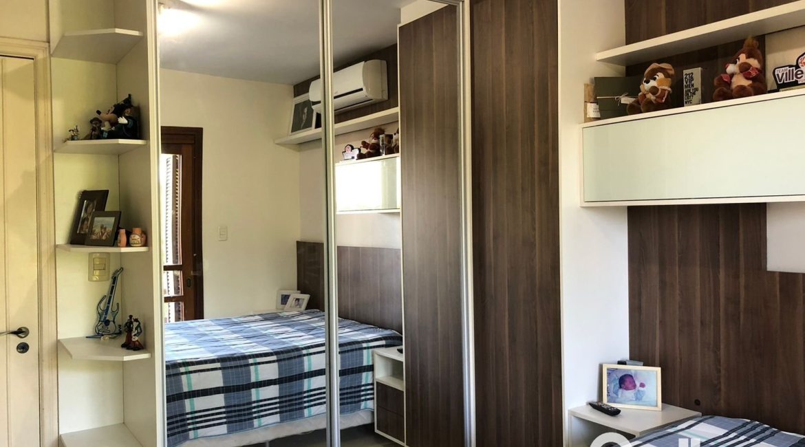 Casa em Condomínio à venda com 304m², 4 dormitórios, 1 suíte, 3 vagas, no bairro Vila Nova em Porto Alegre