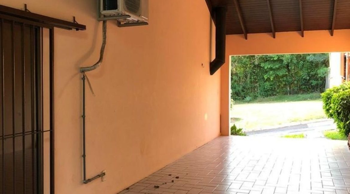 Casa em Condomínio à venda com 304m², 4 dormitórios, 1 suíte, 3 vagas, no bairro Vila Nova em Porto Alegre