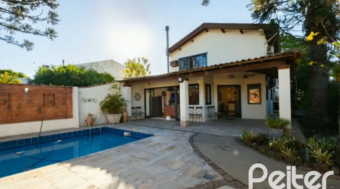 Casa à venda com 280m², 3 dormitórios, 1 suíte, 2 vagas, no bairro Jardim Isabel em Porto Alegre