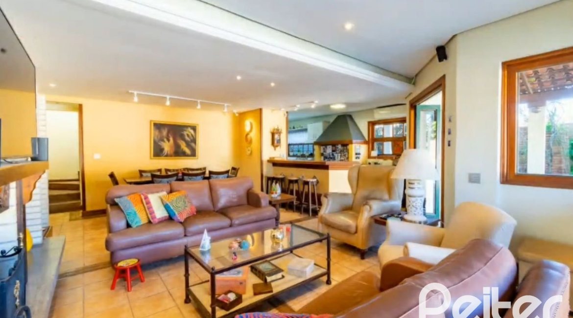 Casa à venda com 280m², 3 dormitórios, 1 suíte, 2 vagas, no bairro Jardim Isabel em Porto Alegre